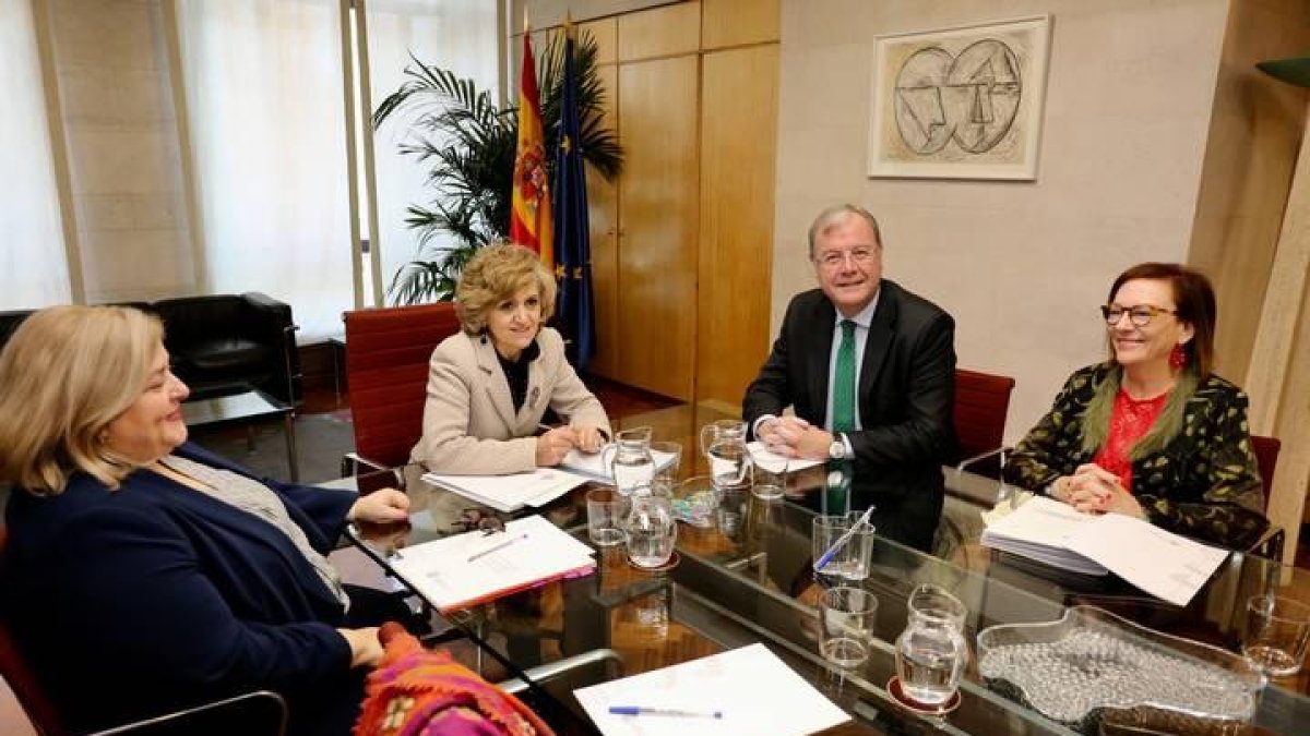 La ministra de Sanidad, María Luisa Carcedo, durante su encuentro con el alcalde de León, Antonio Silván.