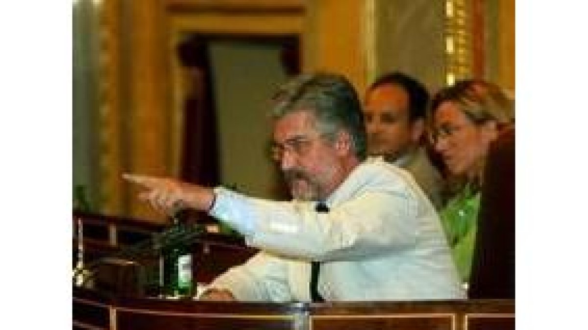 Manuel Marín interpela al diputado de ERC, durante el pleno de ayer