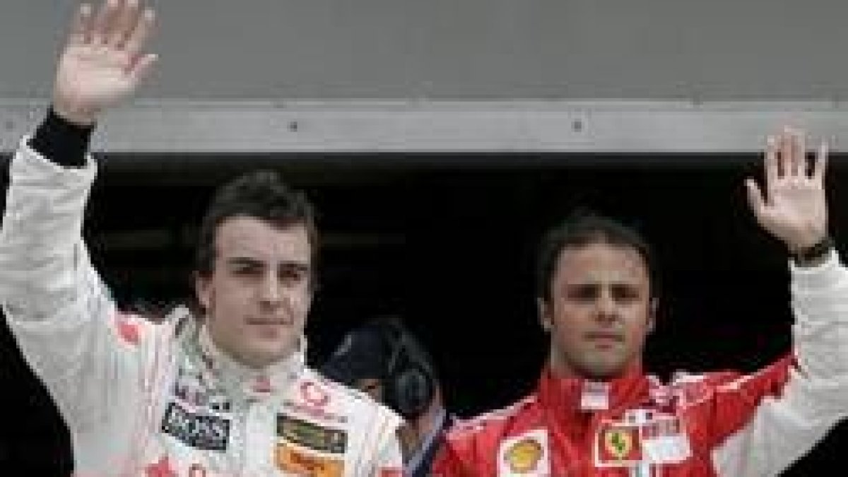 Alonso y Massa saludan en el circuito de Sepang tras la ronda de clasificaciones