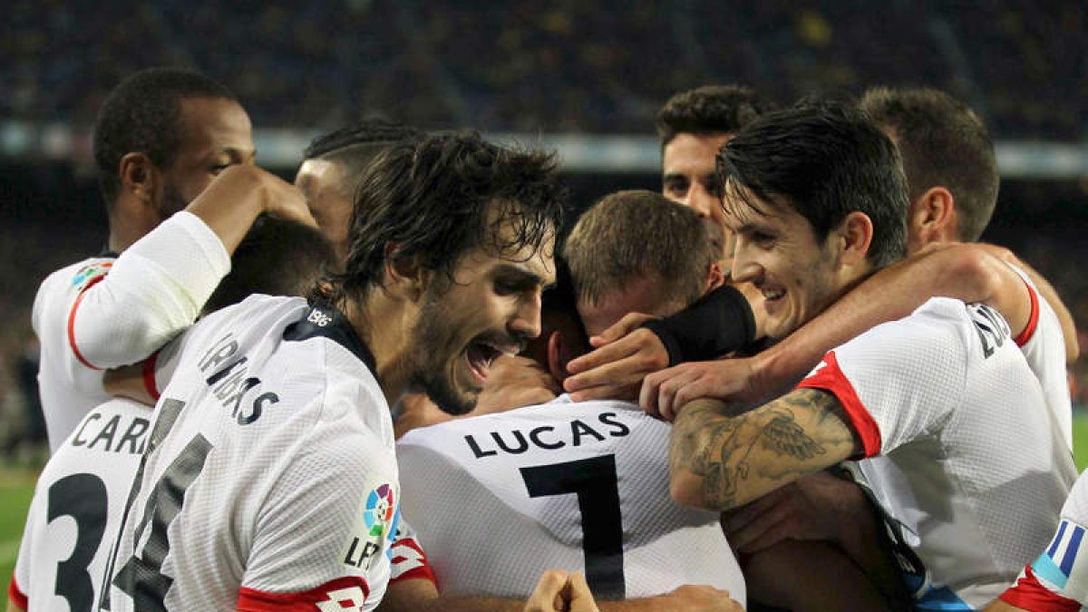 Los jugadores del Deportivo celebran el empate ante el Barça.