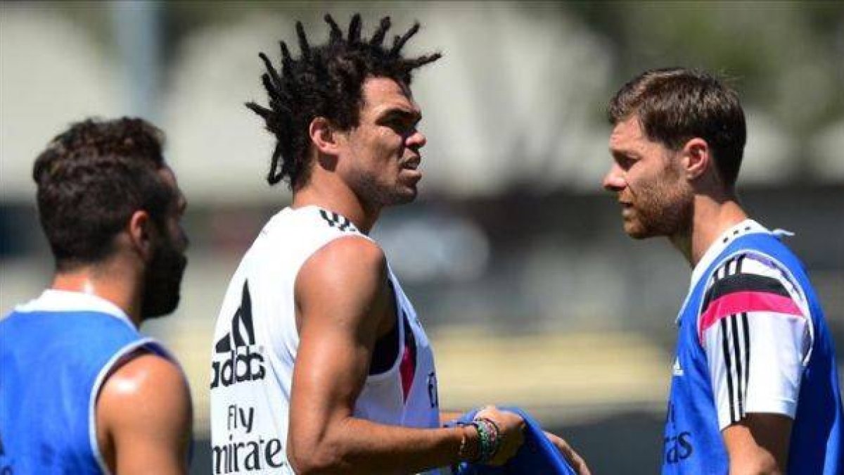 Pepe y Xavi Alonso, durante el entrenamiento en la universidad de UCLA.