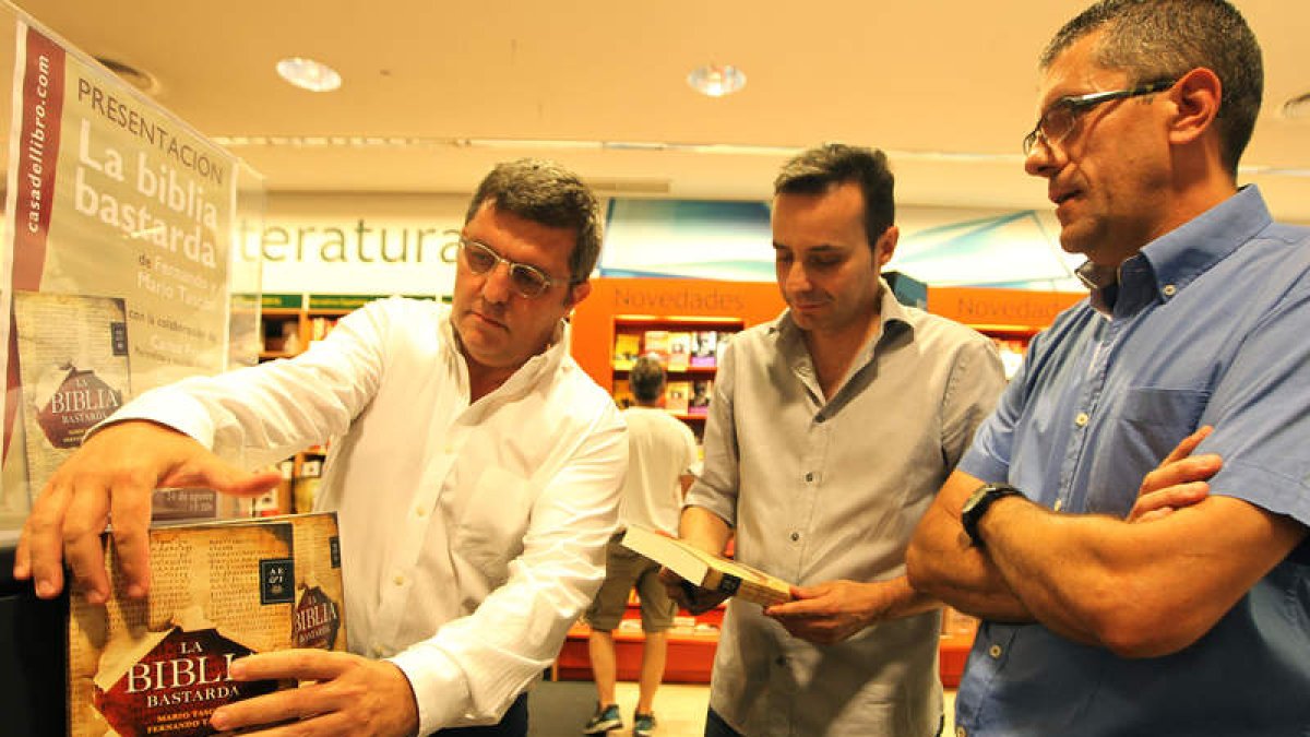 Los hermanos Tascón, ayer con Fidalgo en la presentación.
