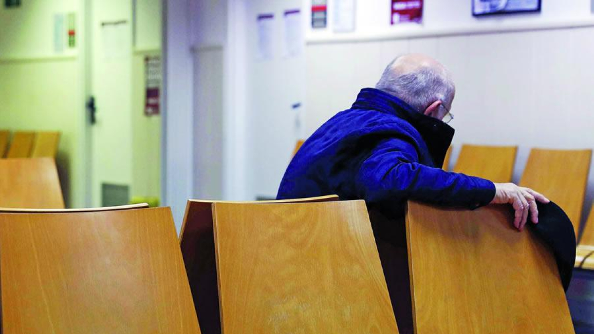Un paciente espera en una sala de espera a ser atendido por un médico de familia en un Centro de Salud. TONI ALBIR.