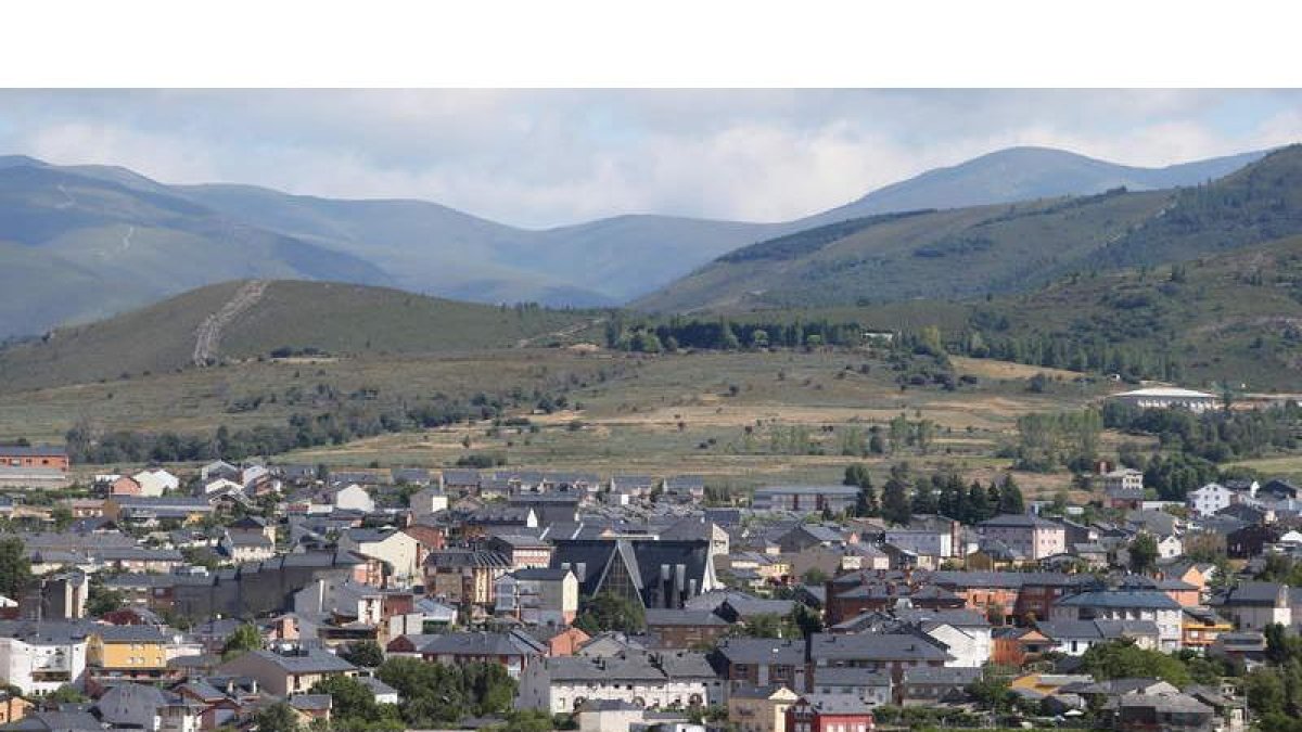 Vista de la localidad de Fabero, que junto a Bárcena, Lillo del Bierzo y San Pedro verán mejorado el servicio de agua potable. L. DE LA MATA