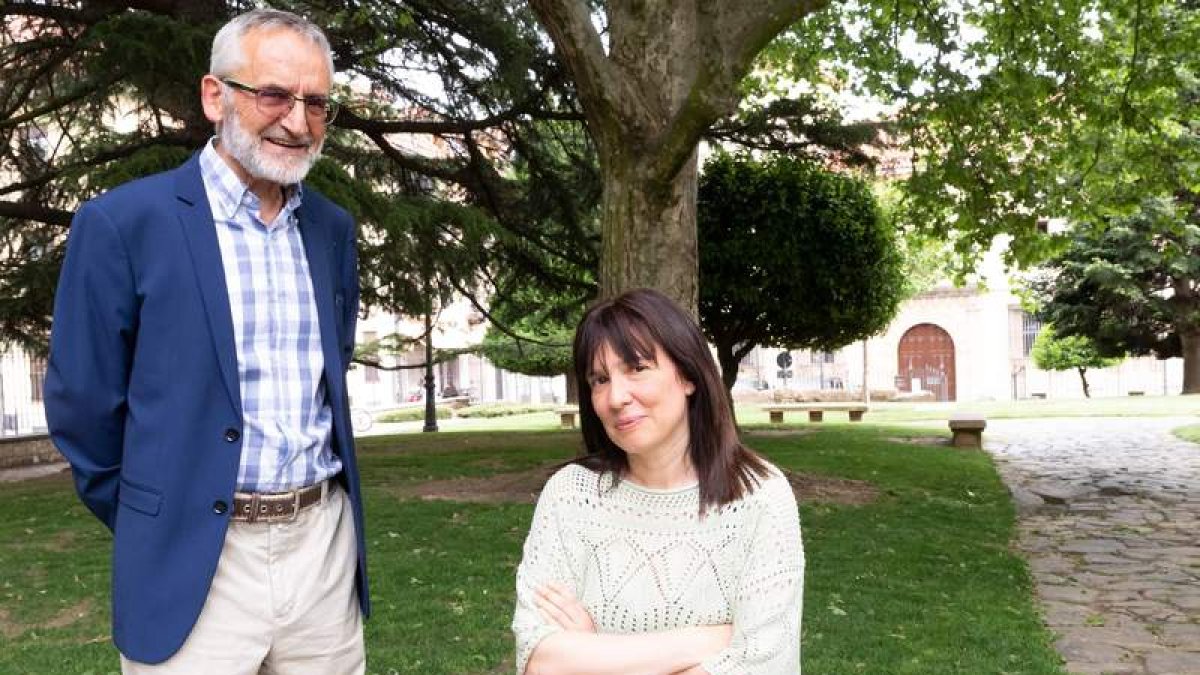 José Enrique Martínez y Julia Conejo, dos referentes culturales de León, abren hoy la cita literaria. NOEMÍ GARCÍA