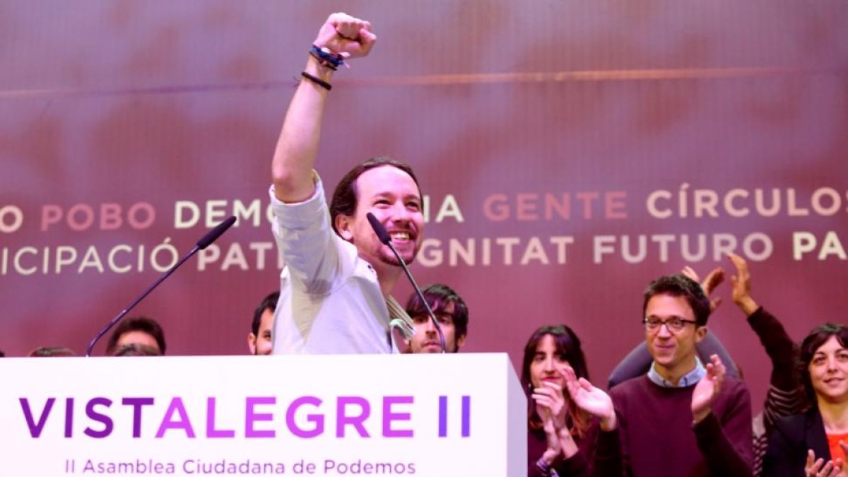 Iglesias saluda ante la mirada de Errejón tras abrir la asamblea de Podemos.