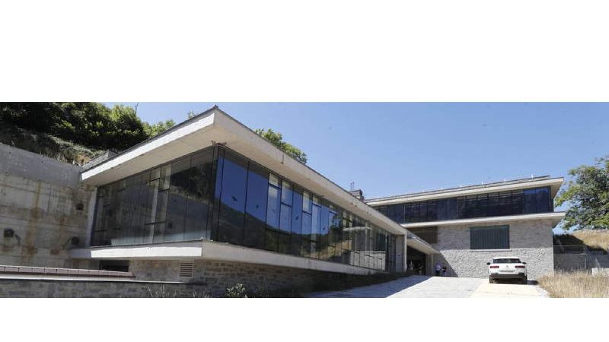 Imagen exterior del edificio que albergará el Centro de Visitantes de Posada de Valdeón. RAMIRO