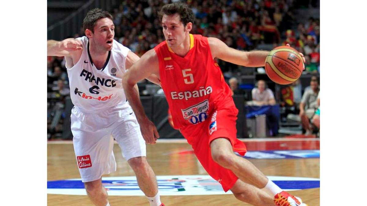 Rudy supera la defensa del jugador francés Causeur.