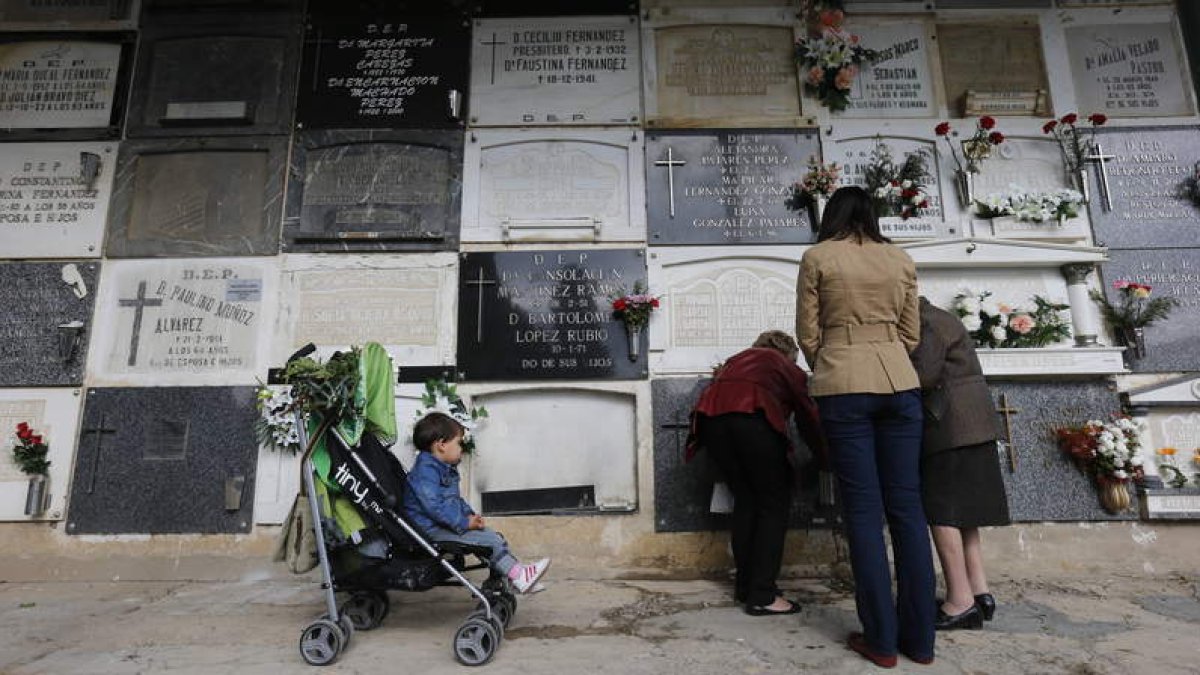 El recuerdo a los difuntos reúne en los cementerios a las diferentes generaciones familiares para cumplir con un rito que se renueva cada 1 de noviembre. JESÚS F. SALVADORES