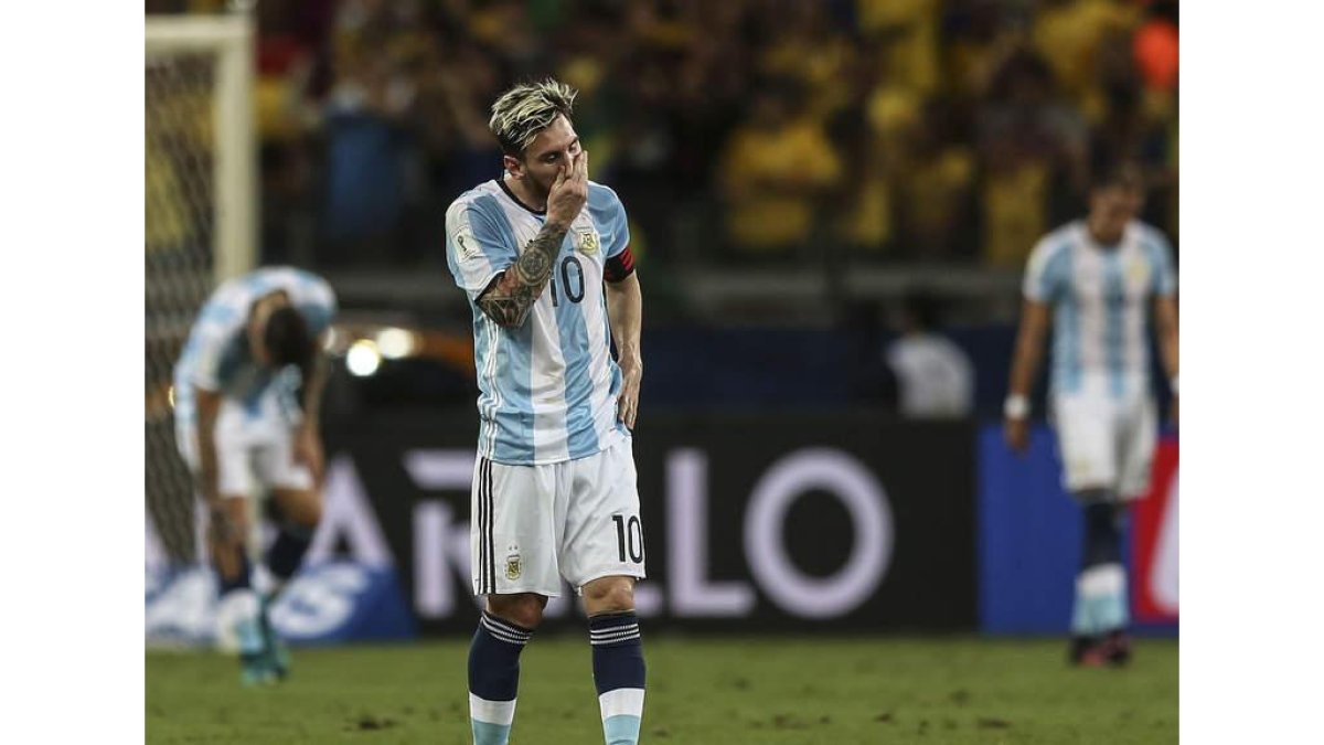 Messi, con gesto preocupado, al acabar el partido. LACERDA