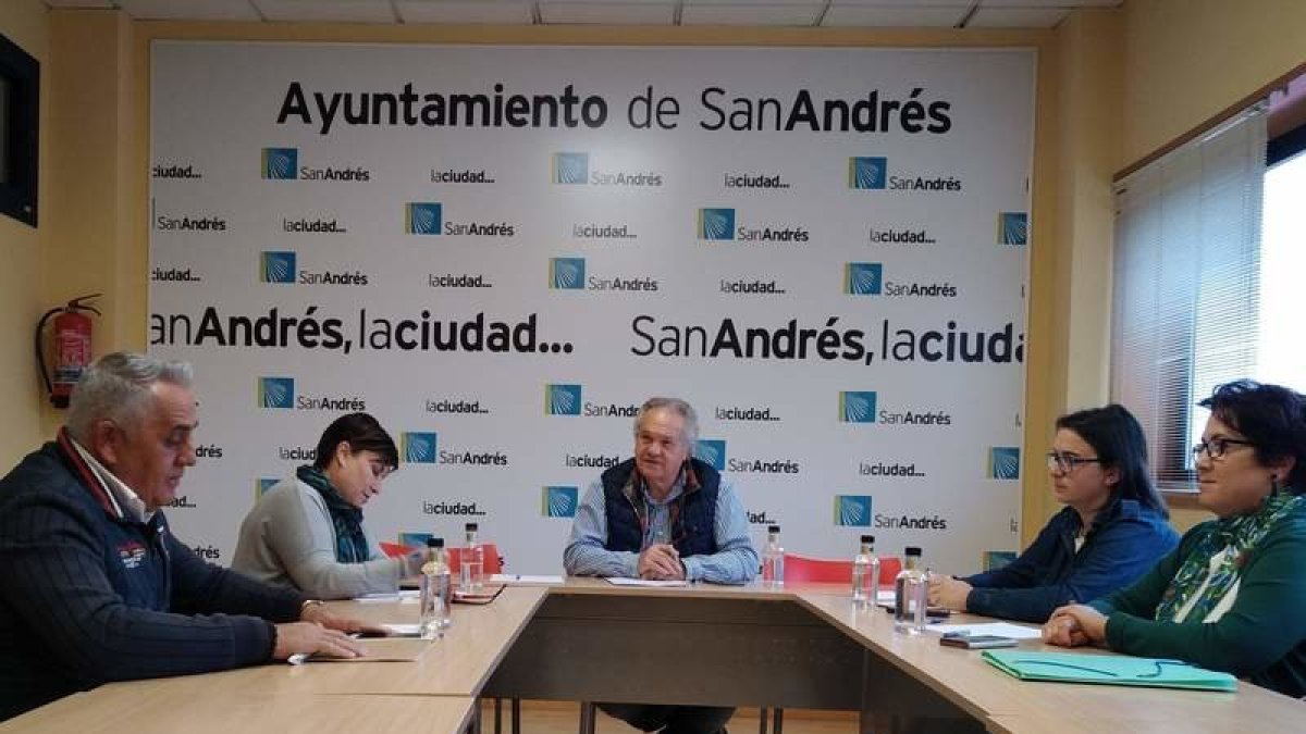 Un momento de la reunión en el Ayuntamiento. DL