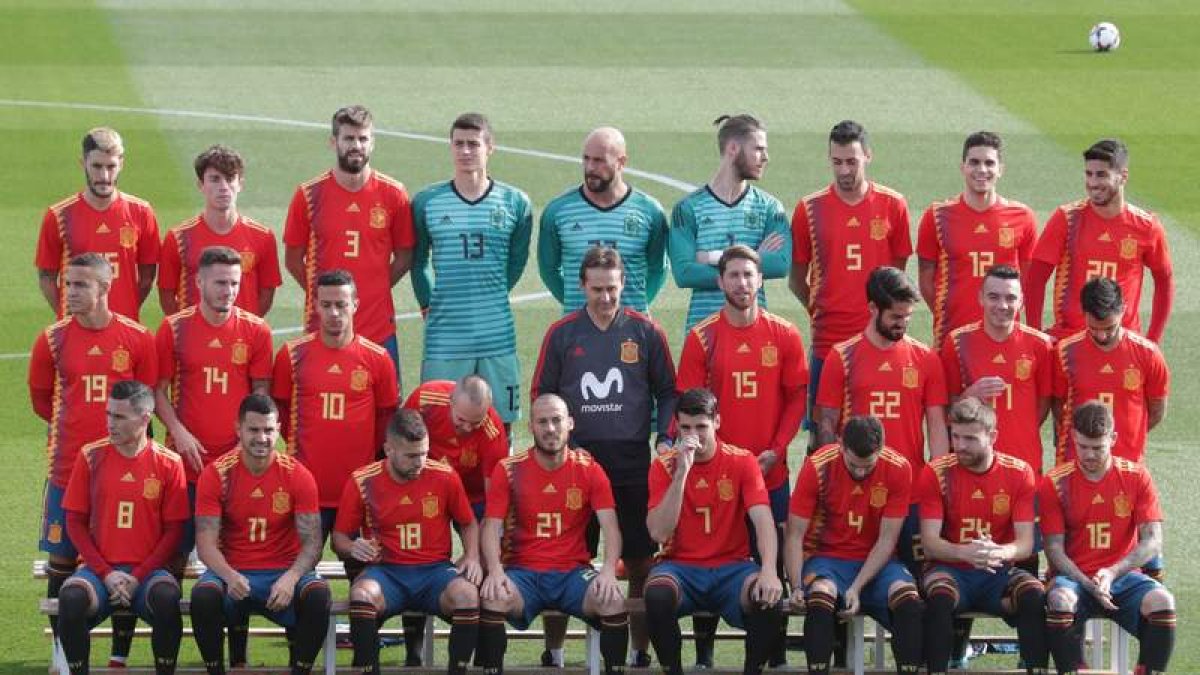 Foto oficial de la selección española, que estrena nueva equipación. ZIPI