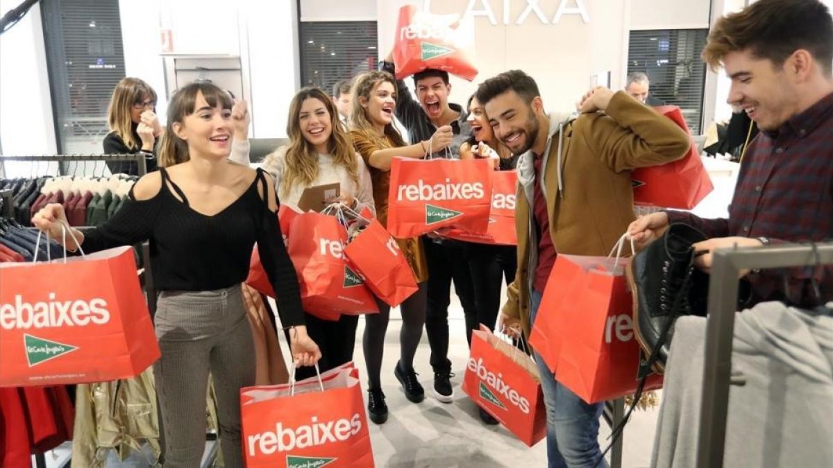 Los concursantes de Operación Triunfo, con las compras realizadas tras haber pasado una hora con la Planta Joven de El Corte Inglés de la plaza de Catalunya cerrada para ellos solos.