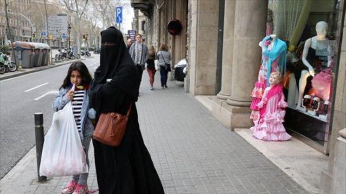Una mujer con burka en la Gran Via de Barcelona, el pasado mes de marzo.