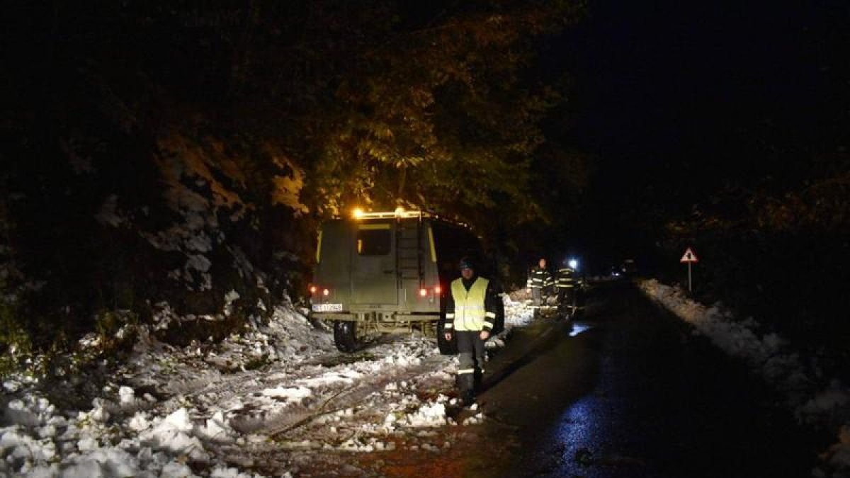 Militares de la UME trabajan al caer la noche en Asturias, muy afectada por el temporal de nieve.