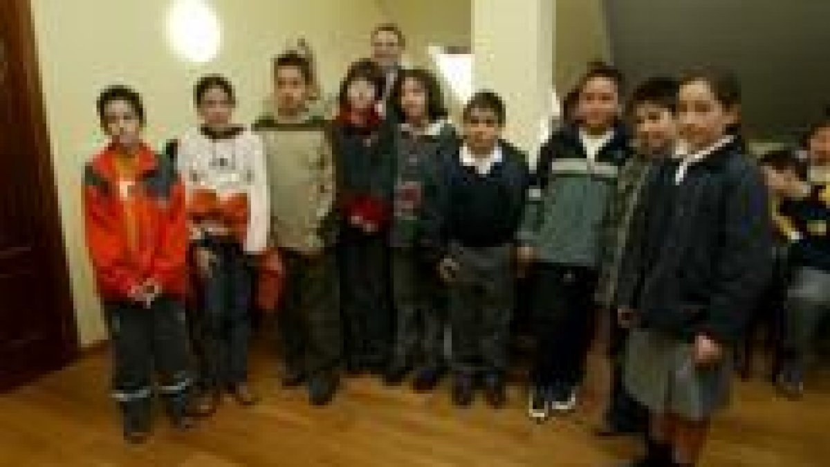 Los estudiantes posaron tras la concesión de los galardones
