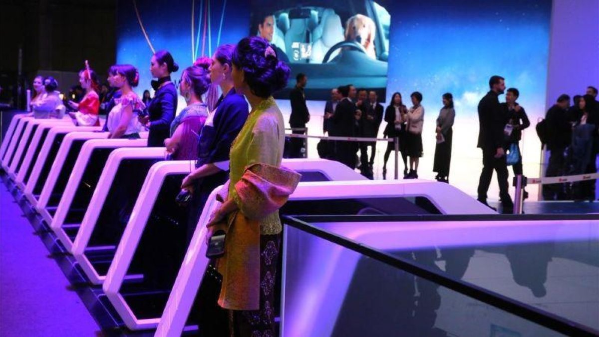 Azafatas en los accesos del Mobile World Congress para recibir a los 107.000 asistentes que pasaron por el congreso.