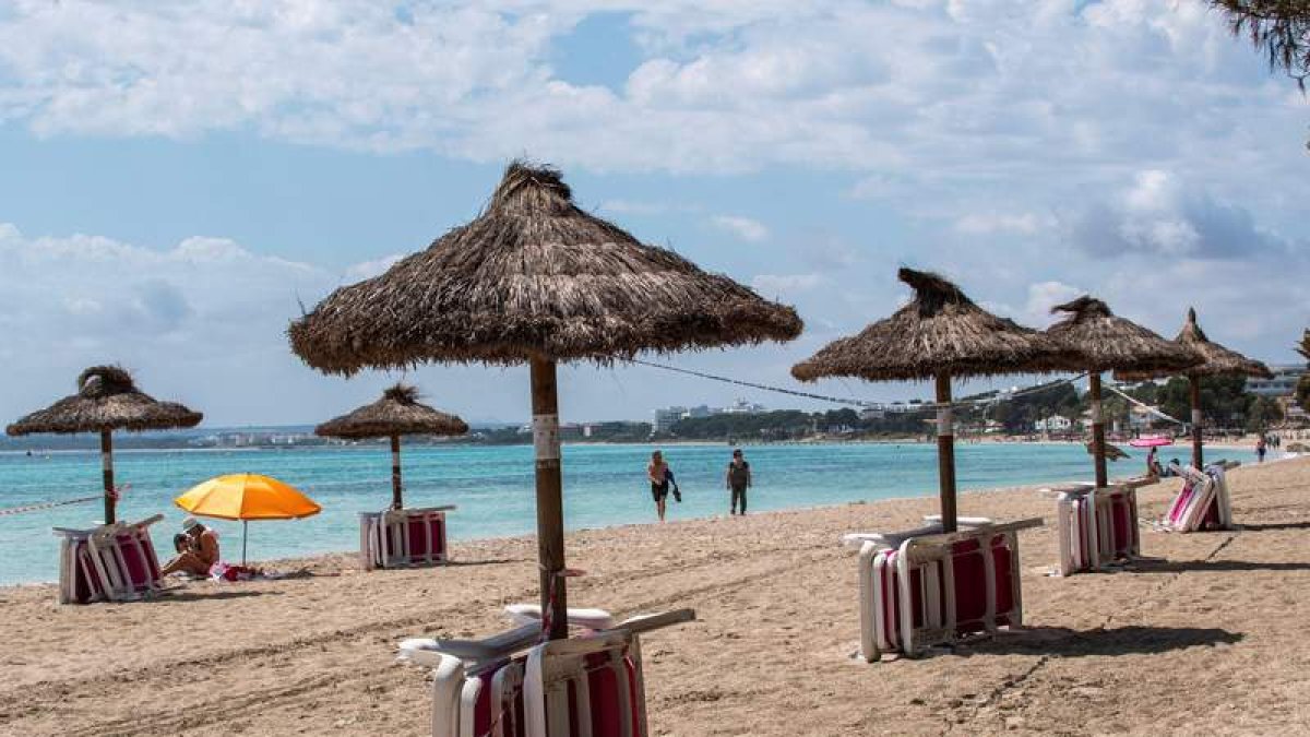 Mallorca entra hoy en la fase 3 con las playas preparadas para los bañistas. CATI CLADERA