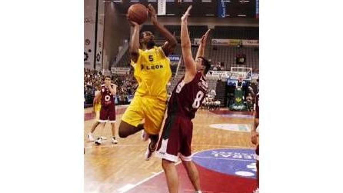 Mosley (en la foto) y Onyekwe avanzan en su integración en el equipo