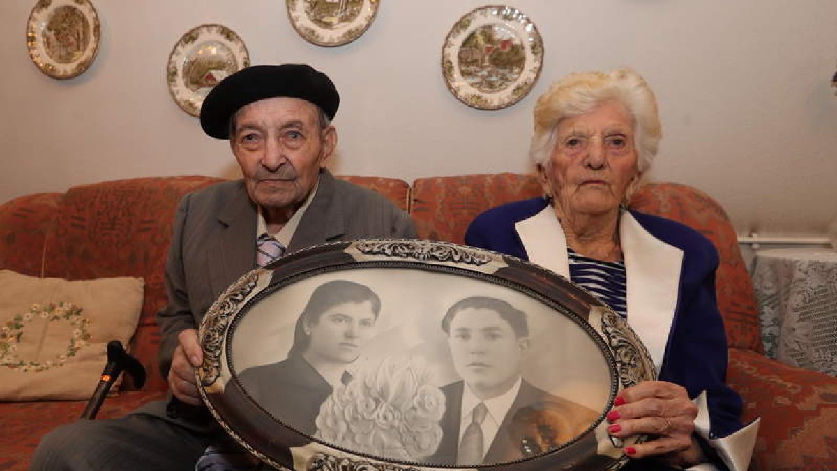 Francisco González y Josefa Velasco, con su foto de boda.