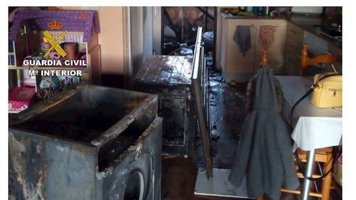 Imagen cedida por la Guardia Civil del lugar afectado por el incendio. EFE