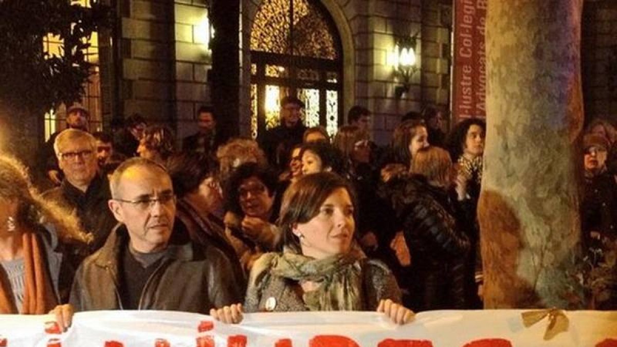 Los diputados de ICV-EUiA Laia Ortiz y Joan Coscubiela, en la protesta frente a la sede de la Delegación del Gobierno en Catalunya, este viernes, en Barcelona.