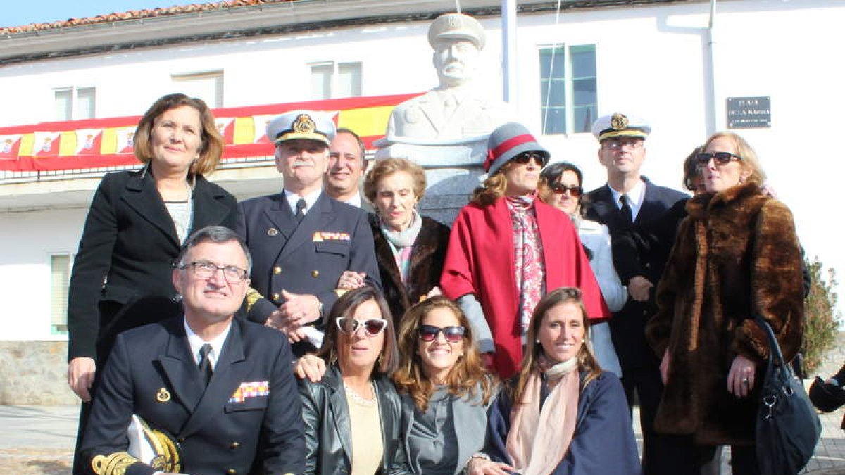 La viuda y los hijos del almirante Martín-Granizo, junto al busto en la plaza de La Marina