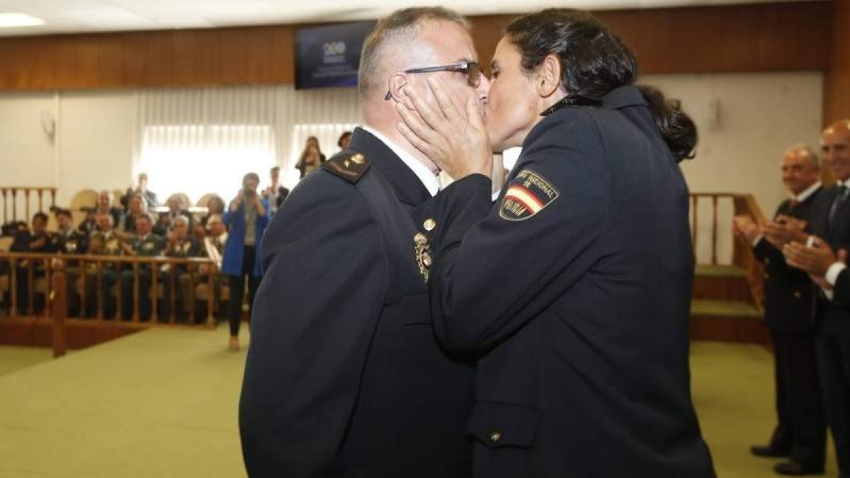 Patricia Sánchez besa a su marido durante la entrega de condecoraciones. RAMIRO