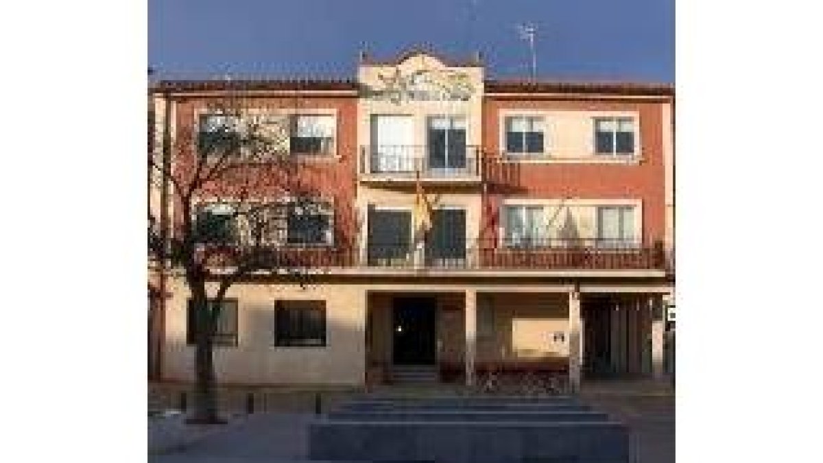 El hijo de Carlos Cuña observa uno de los caballos afectados, que falleció dos horas después