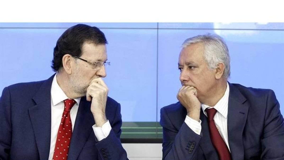El presidente del Gobierno y del PP, Mariano Rajoy (i), junto al vicesecretario general de Política Autonómica y Local del PP, Javier Arenas (d), durante la reunión del Comité Ejecutivo Nacional del partido, hoy en Madrid, en la que explicará las reformas
