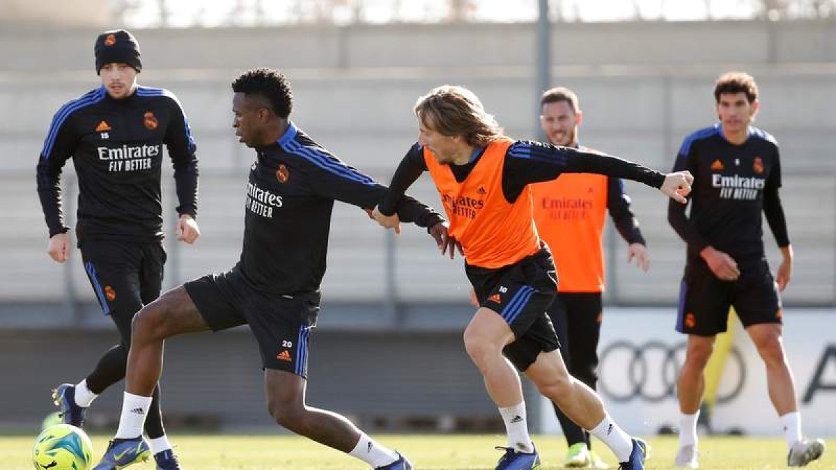 Vinicius espera la autorización de La Liga para poder reaparecer con el Real Madrid. FERNANDO ALVARADO