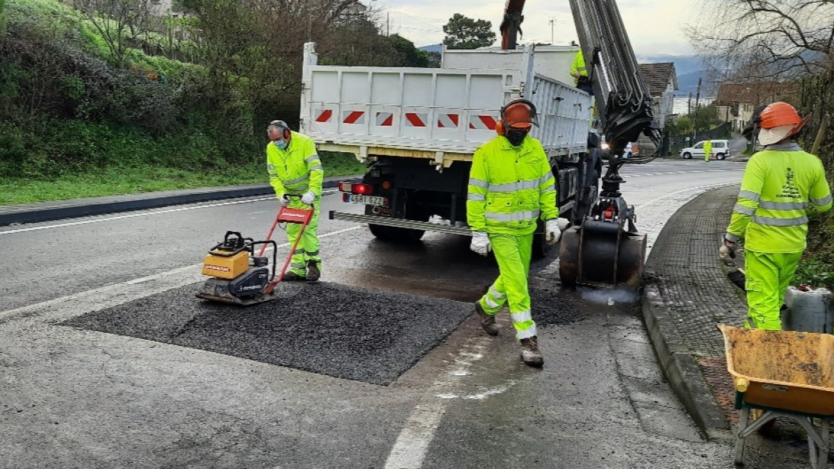 Imagen de archivo de obras de mantenimiento en una carretera. MITMA