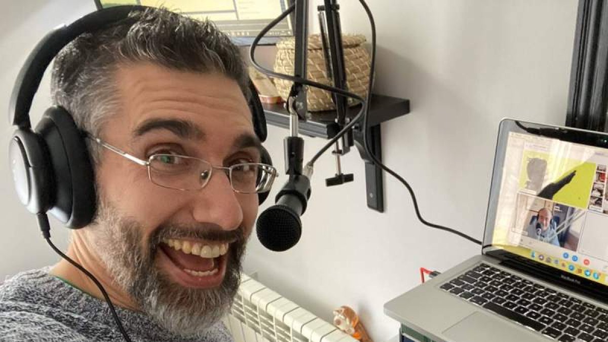 Raúl de la Puente, durante la grabación de un capítulo de su podcast. DL