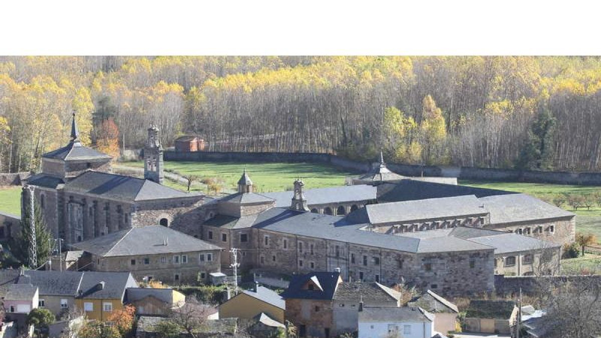 Una panorámica del conjunto del monasterio de San Miguel desde la parte superior del pueblo tomada esta semana.