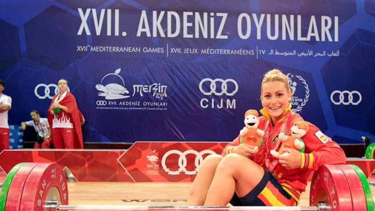 Lidia, delante de las pesas con las dos medallas de oro conseguidas en los Juegos Mediterráneos.