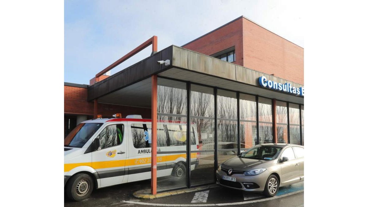 Entrada al área de consultas del Hospital del Bierzo. L. DE LA MATA