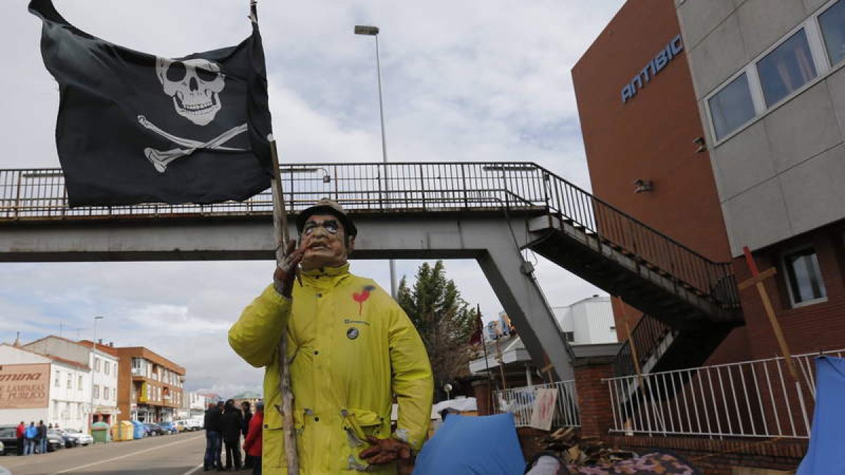 La acampada de Antibióticos se mantiene como referencia en la puerta principal de la fábrica.