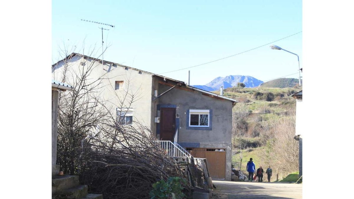 El tumulto se produjo ante la última vivienda del pueblo.