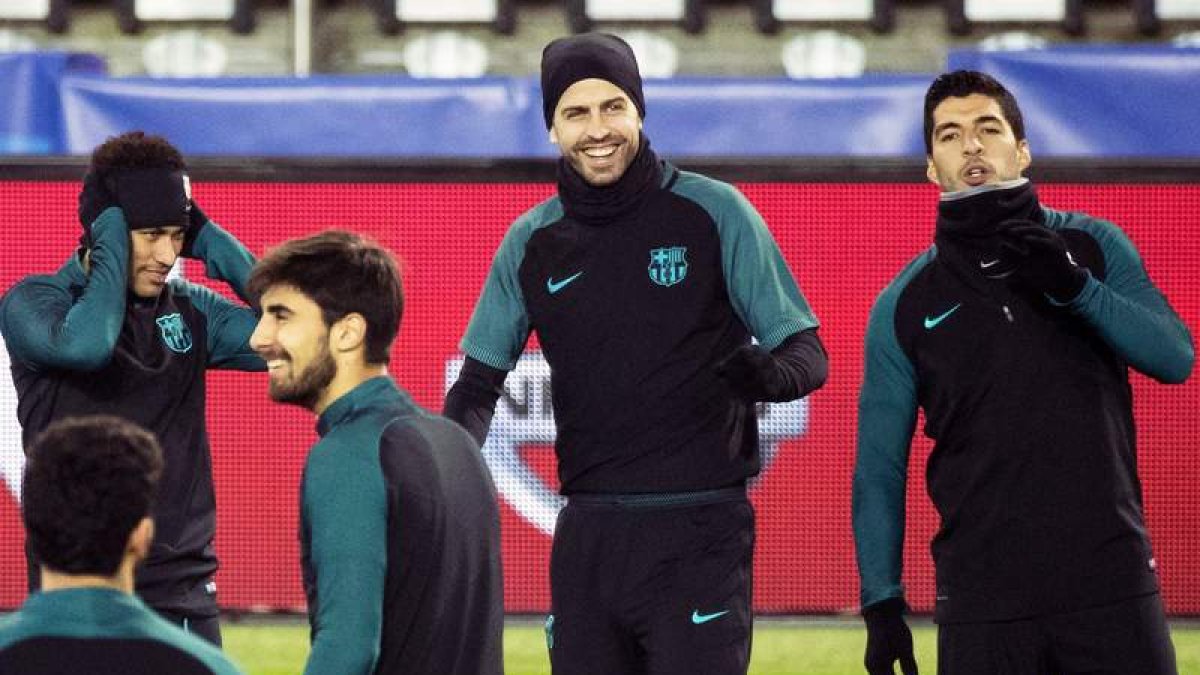 Neymar, Piqué y Suárez, de frente, durante el entrenamiento de ayer en París. ETIENNE LAURENT