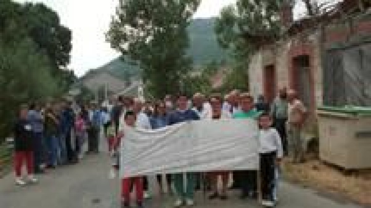 Una de las protestas de vecinos de la zona contra el trazado de la línea de alta tensión