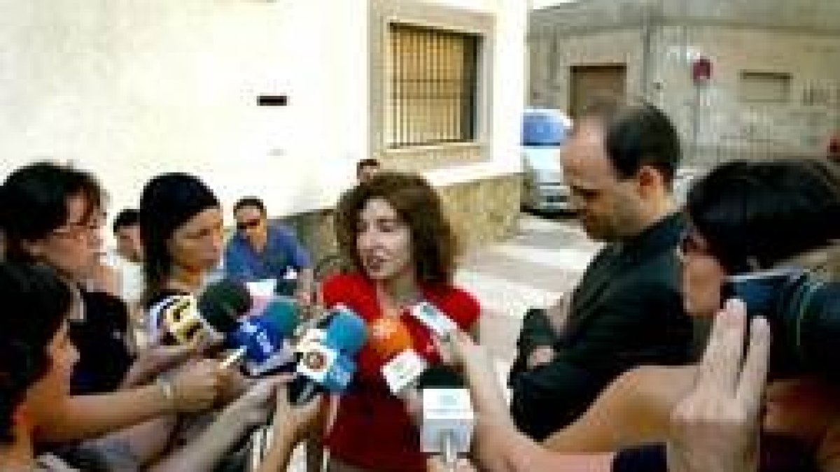 Estefanía López Muñoz acompañada del fiscal de guardia Fernando Gómez, el jueves en Roquetas