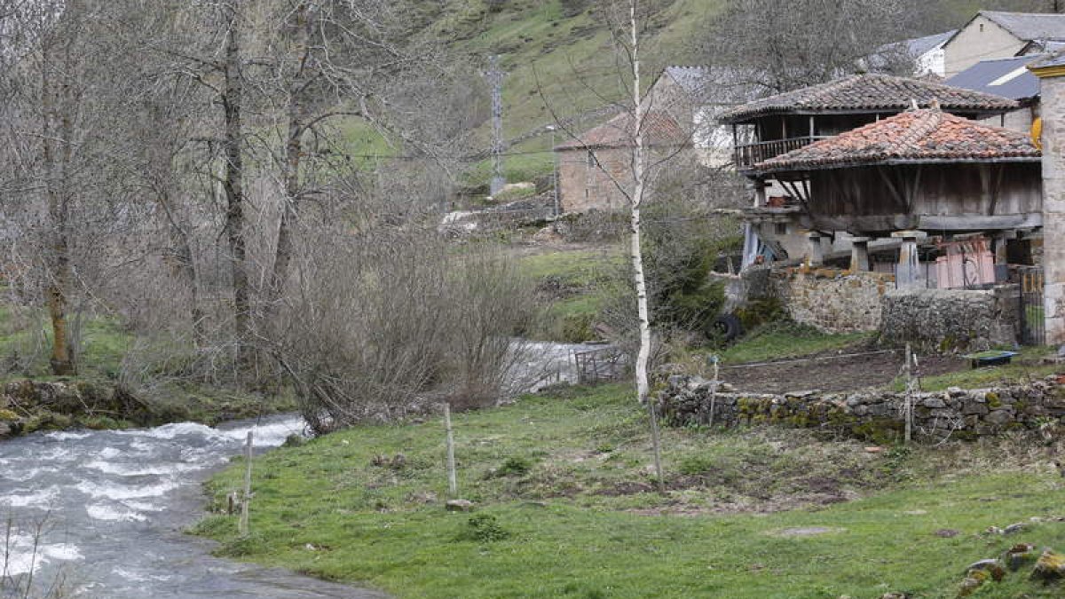 Un hórreo en Torrestío, en la Reserva de la Biosfera de Babia. JESÚS F. SALVADORES