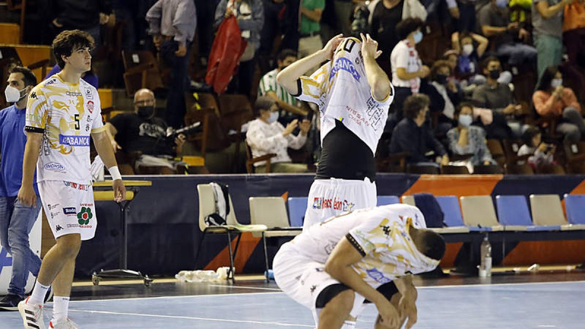 Los jugadores del Abanca Ademar lamentaron la eliminación europea después de dejarse el alma sobre la pista del Palacio de Deportes. MARCIANO PÉREZ