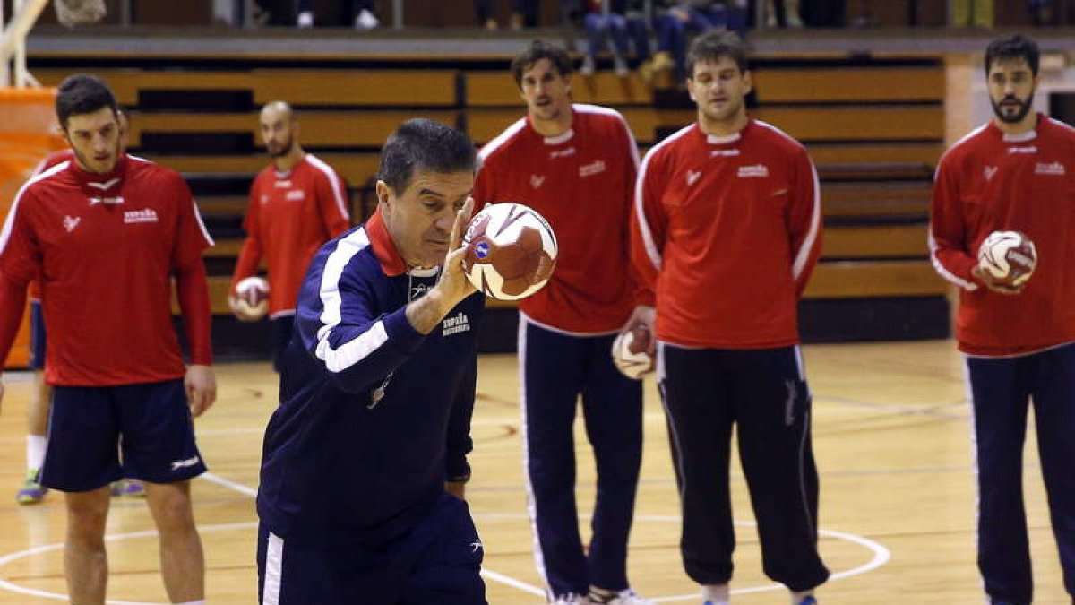 Manolo Cadenas, durante el entrenamiento de España en Valencia.