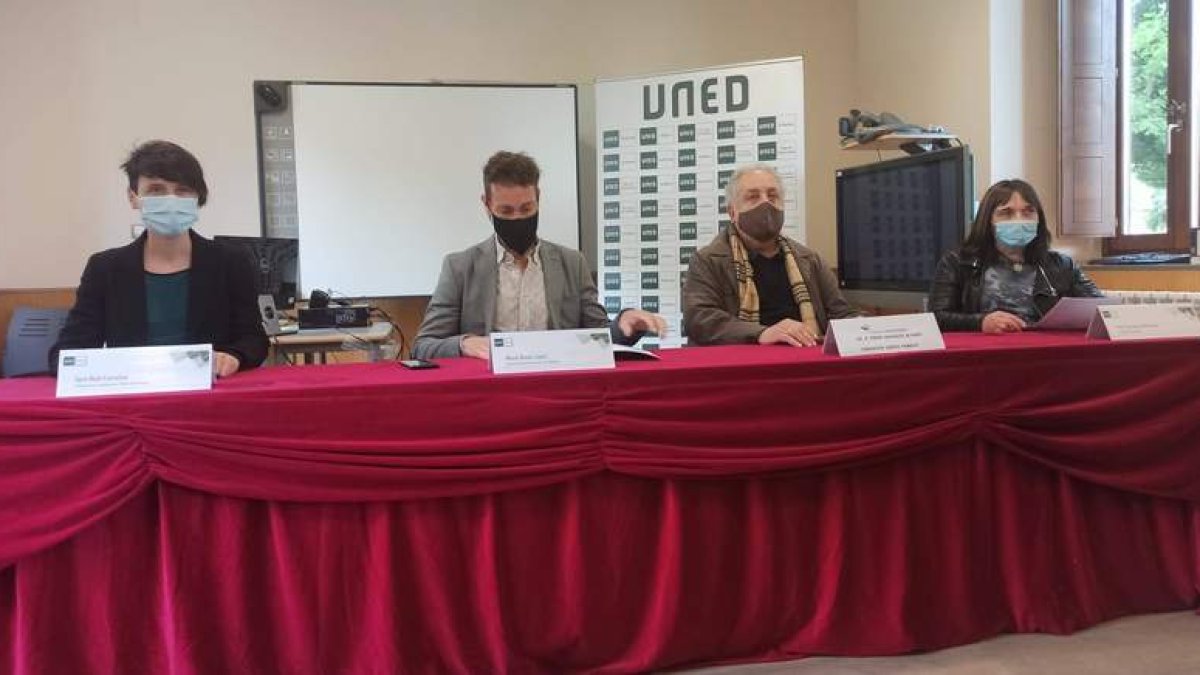 Un momento de la presentación ayer de la actividad estival de la Uned en Villablino. ARAUJO