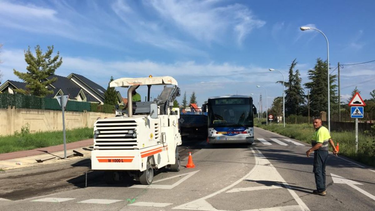 Los trabajos han comenzado a primera hora en la carretera de Carbajal.