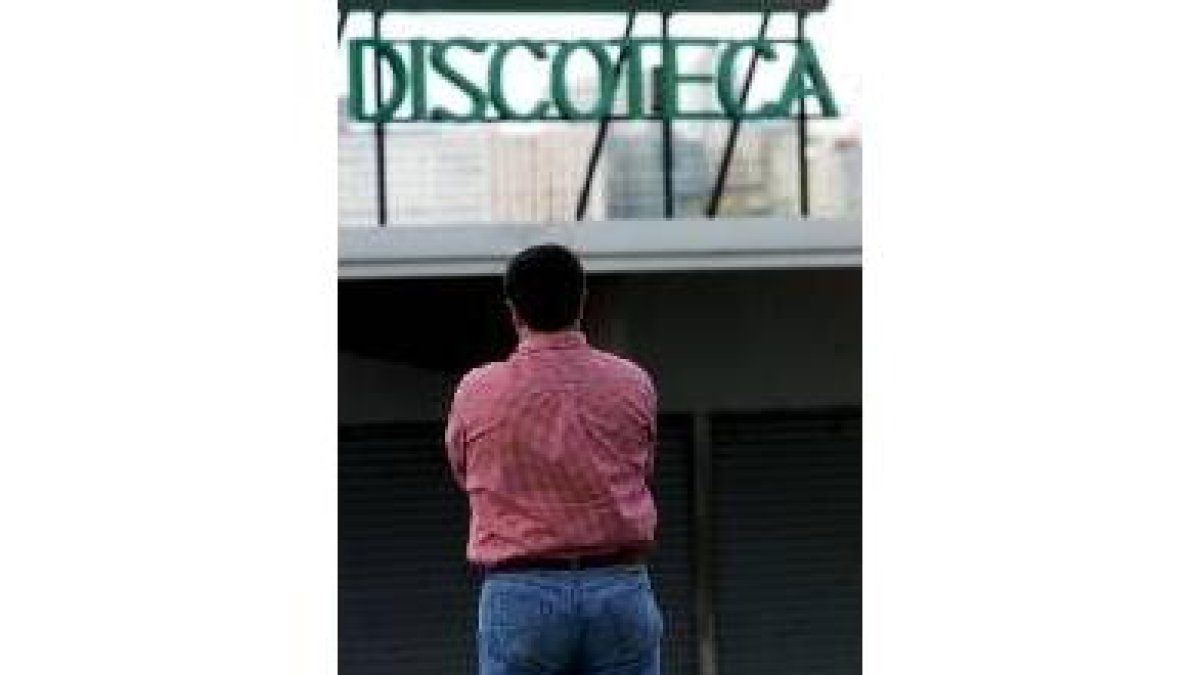 Un portero de discoteca realizando su tarea diaria