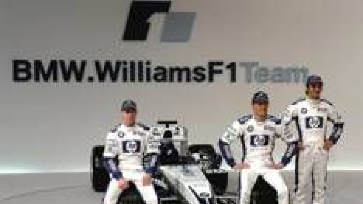 Heifield, Webber y Pizzonia posan con el FW27 en un hangar del aeropuerto de Valencia
