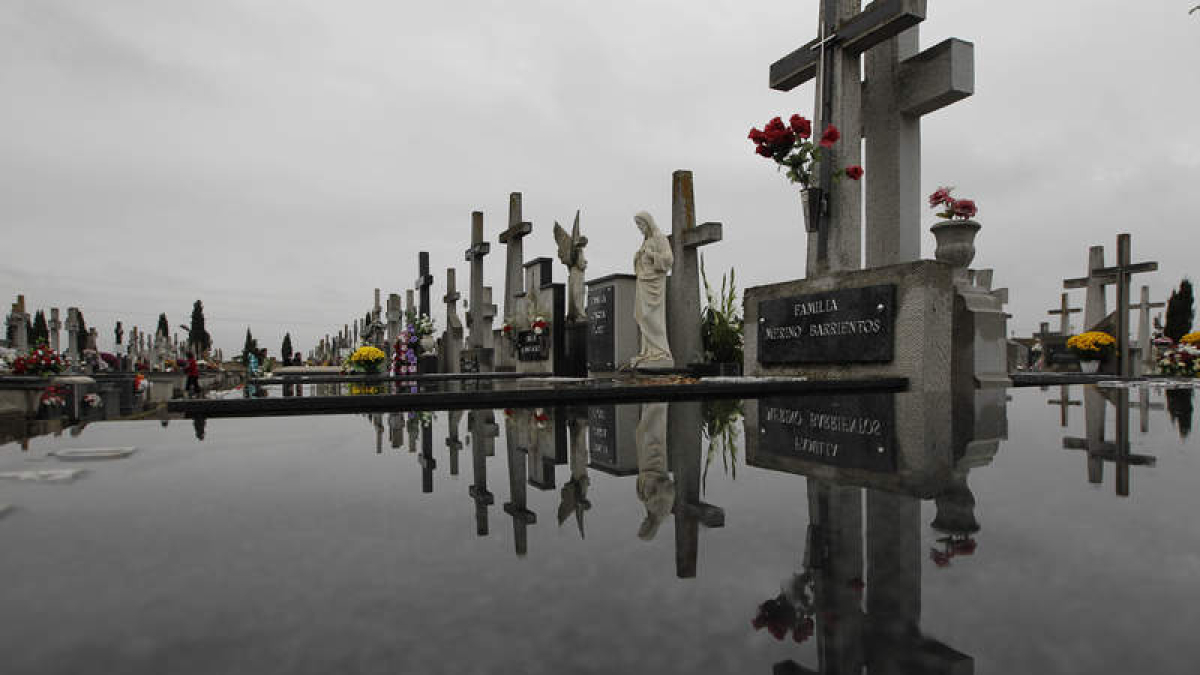 El camposanto de Puente Castro cuenta en la actualidad con más de 10.000 sepulturas y otros tantos nichos