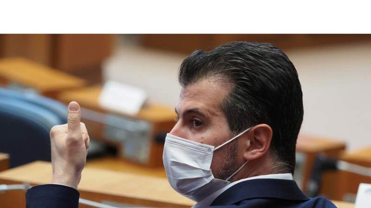 Luis Tudanca hace un gesto a un procurador socialista durante el último pleno de las Cortes de Castilla y León. R. GARCÍA